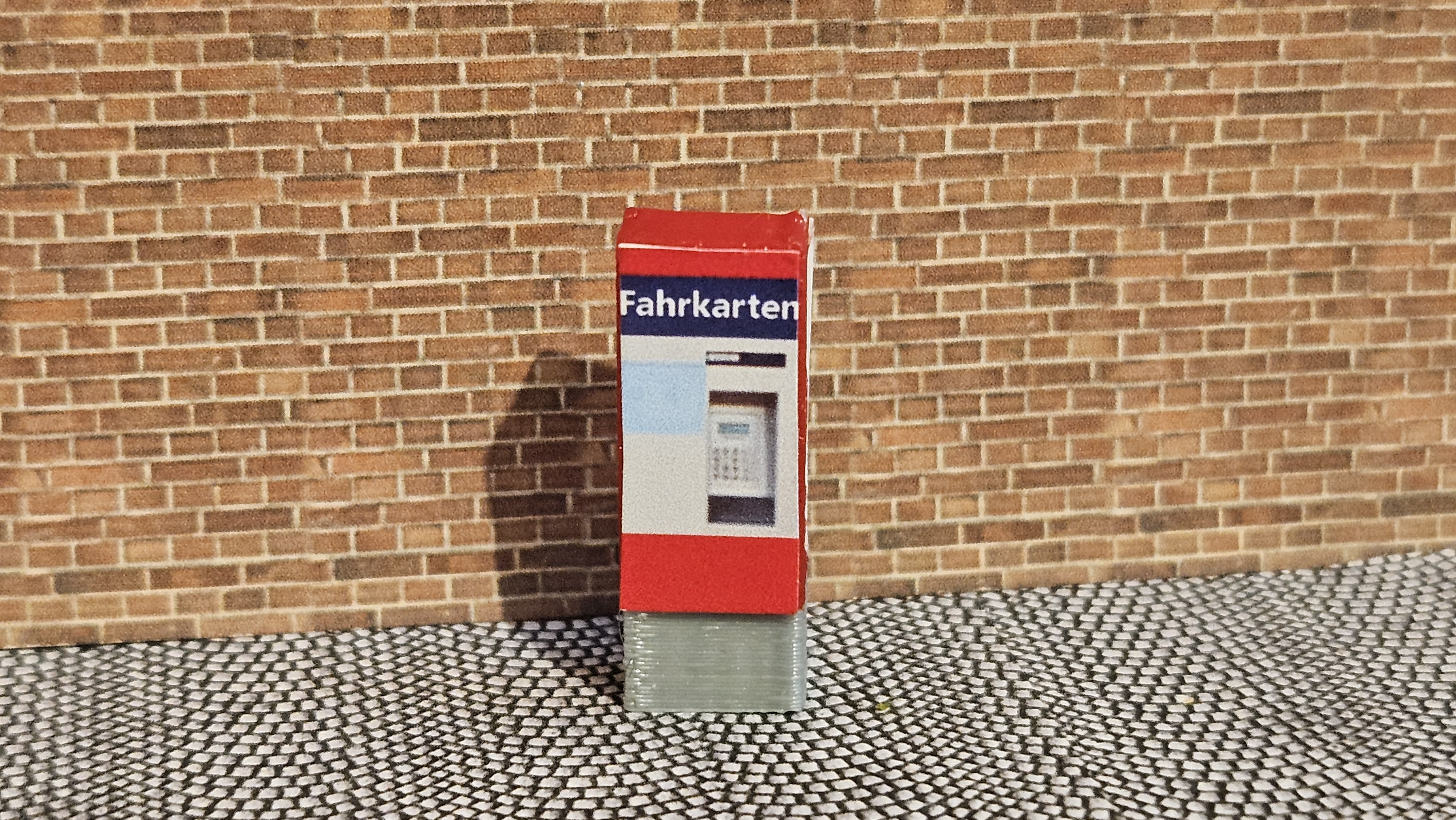 Ticketautomat Fahrkartenautomat mit LED  H0 |Bahnsteig| Bahnhof - Fertigmodell