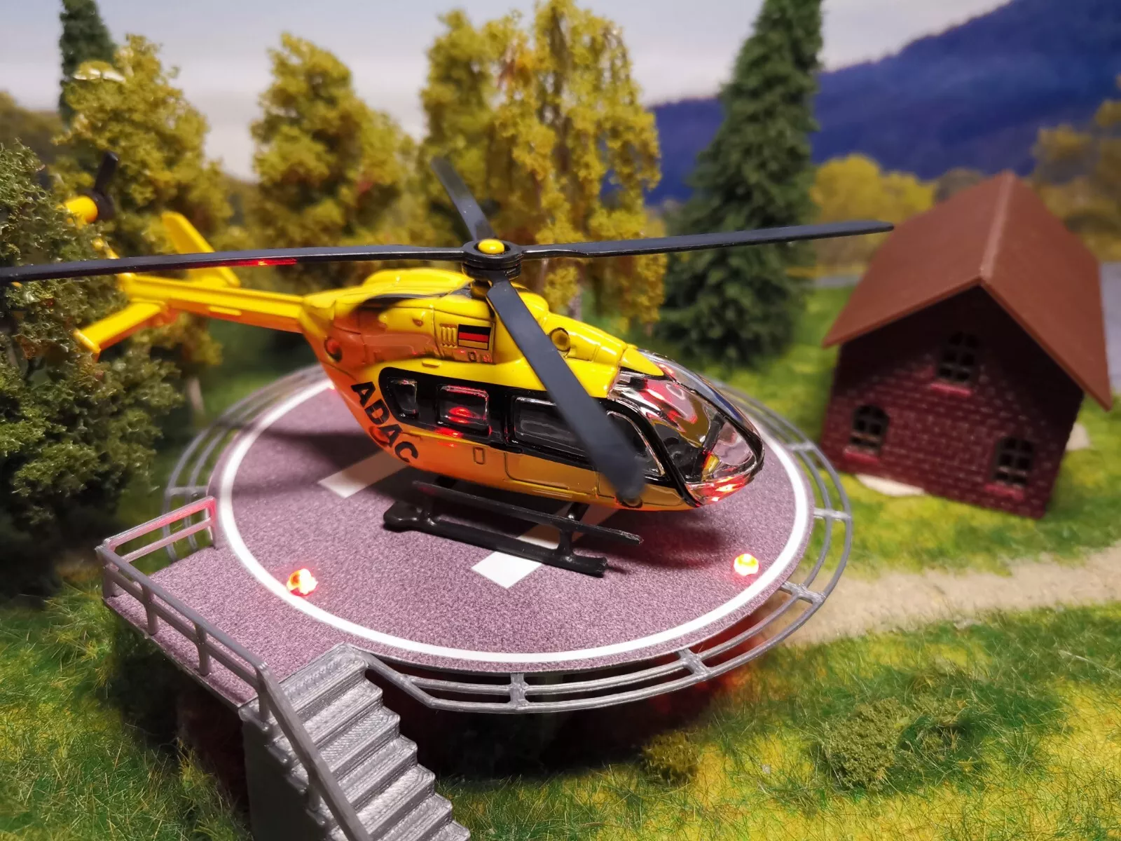 Hubschrauberlandeplatz für Helikopter | mit LED | 1:32 Fertigmodell Rennbahn