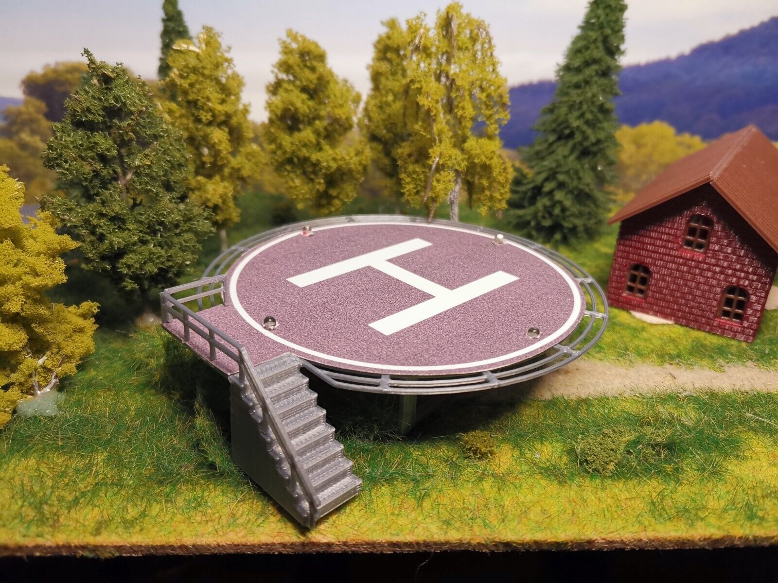 Hubschrauberlandeplatz mit Helikopter | mit LED | Spur H0 | 1:87 Fertigmodell