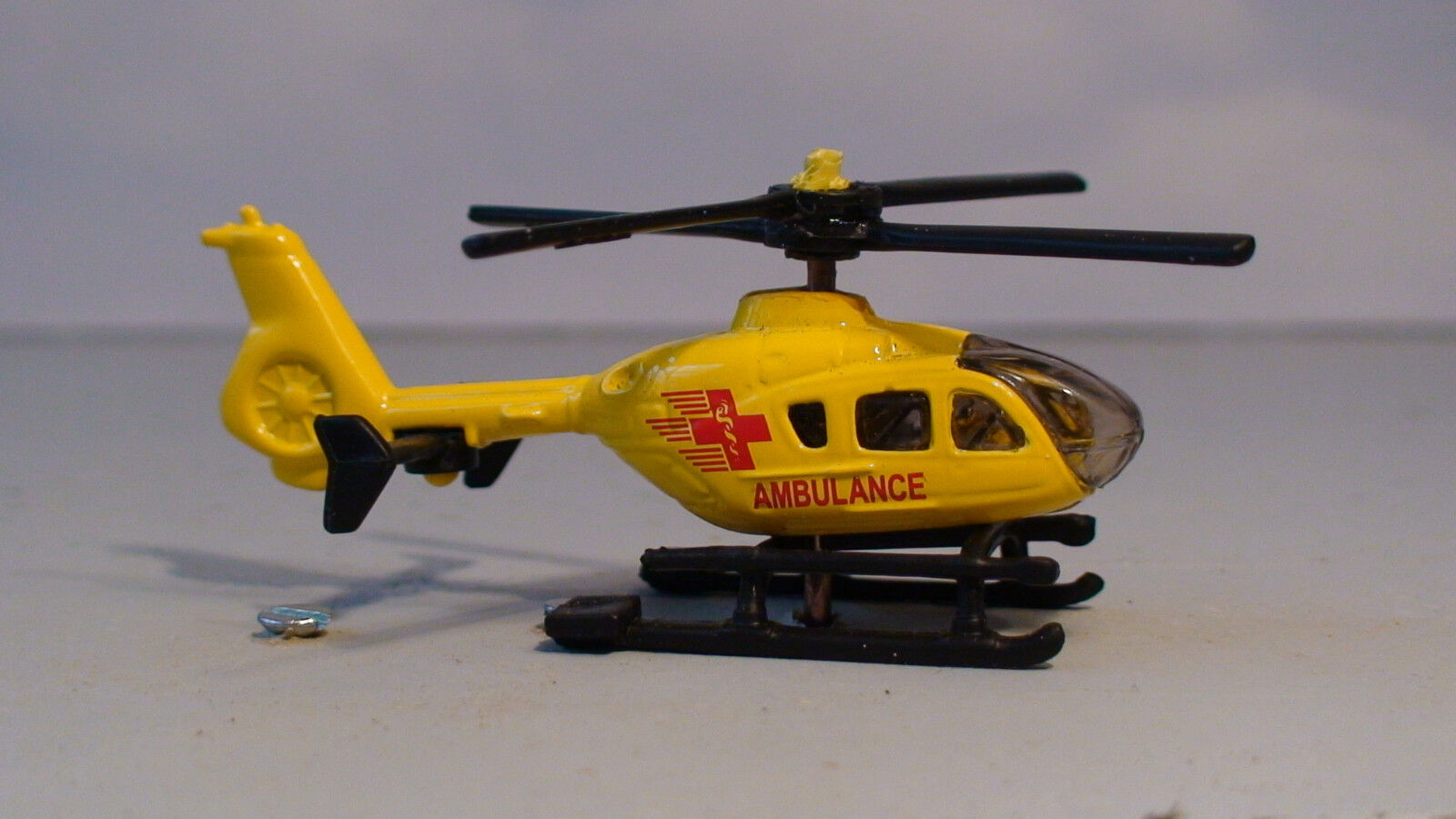 Hubschrauber 1:160 motorisiert | schwebender Helicopter mit Unterflurantrieb