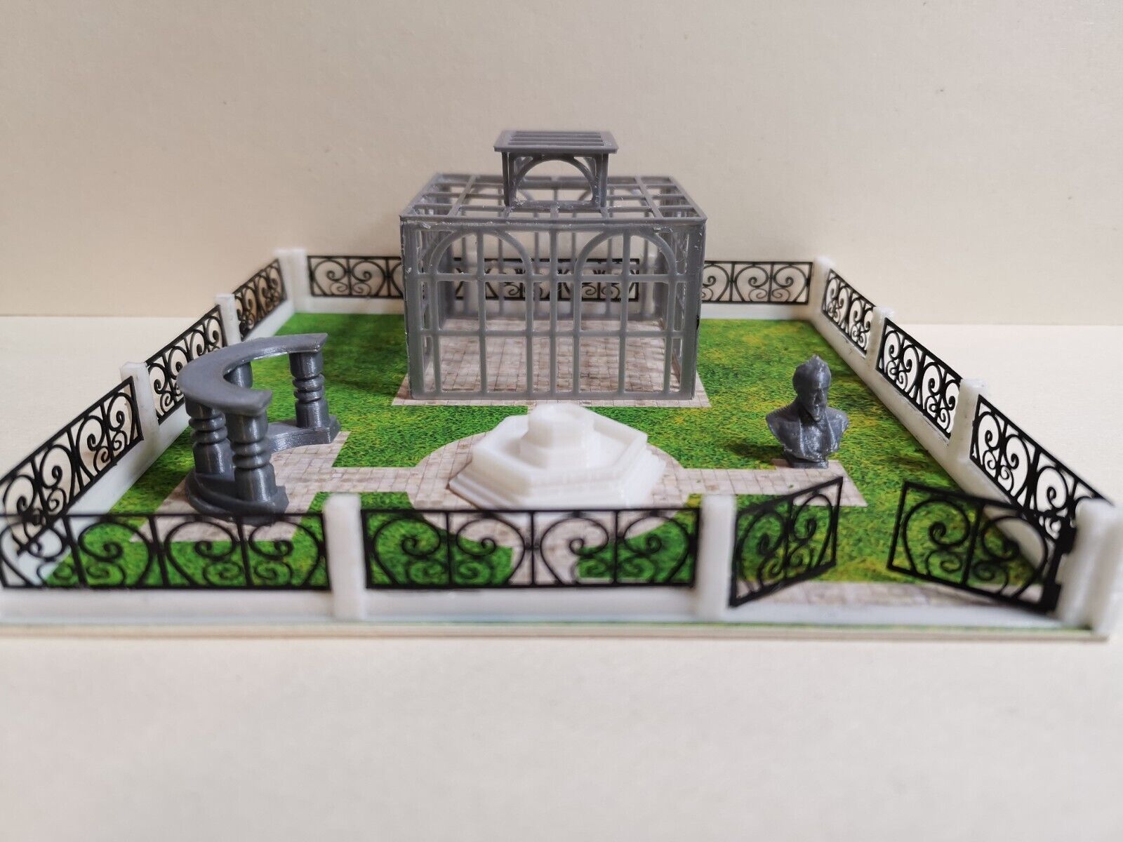 Park mit Orangerie Springbrunnen Statue Baluster Spur N | Bausatz | 1:60 grau