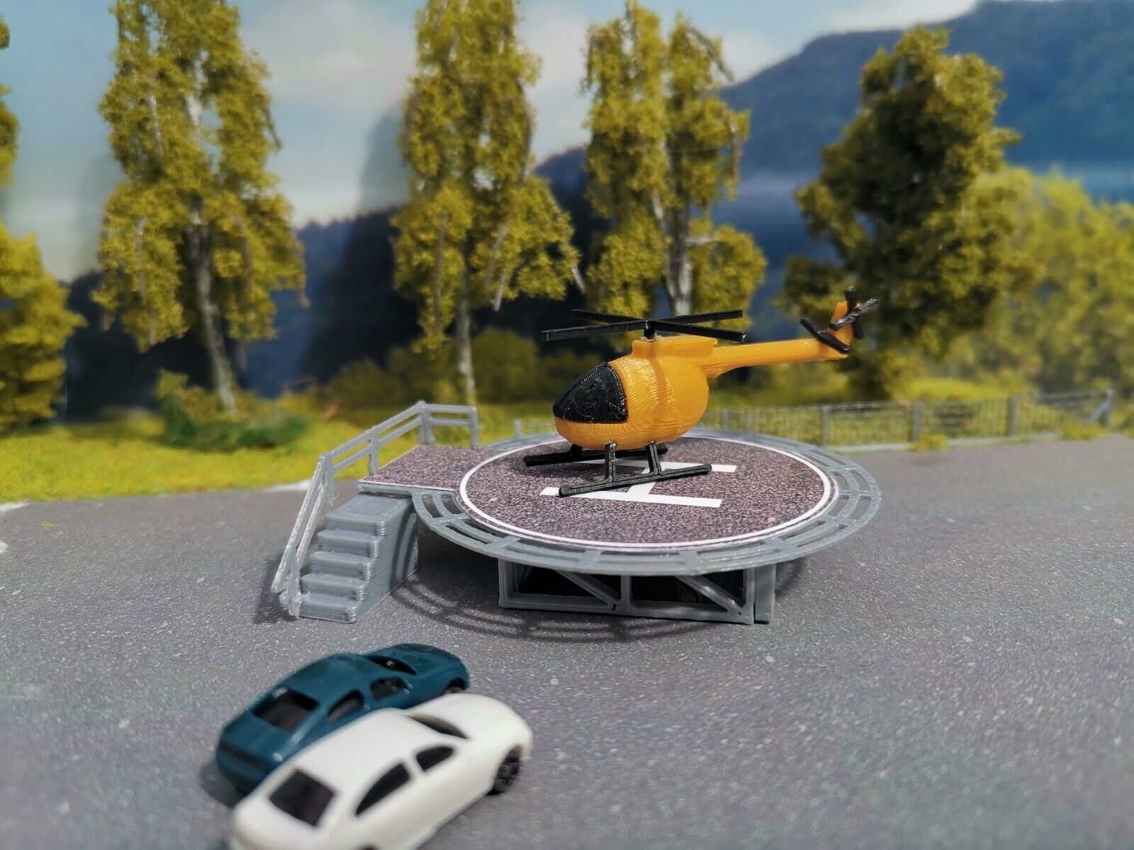 Helicopter mit Landeplatz | Rettungshubschrauber | Spur Z | 1:220