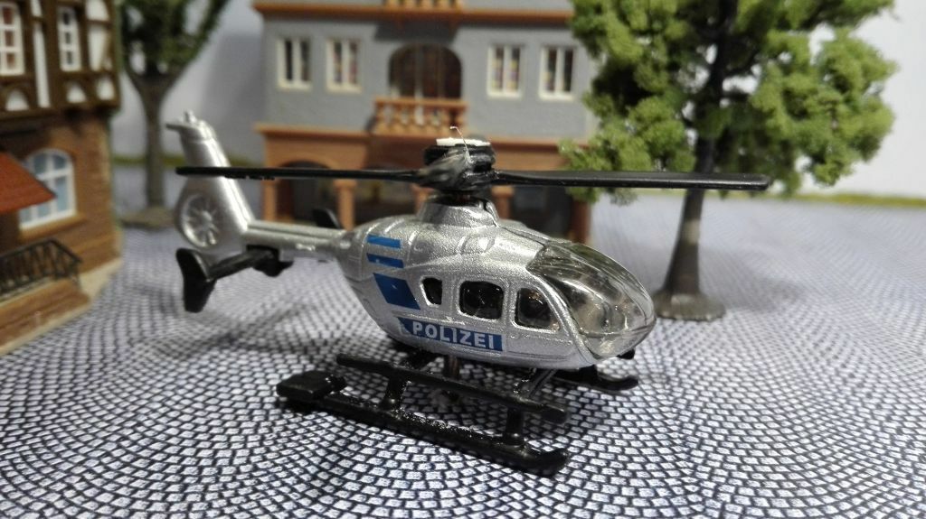 Spur N | Hubschrauber Polizei 1:160 mit Motor | Helicopter mit Unterflurantrieb