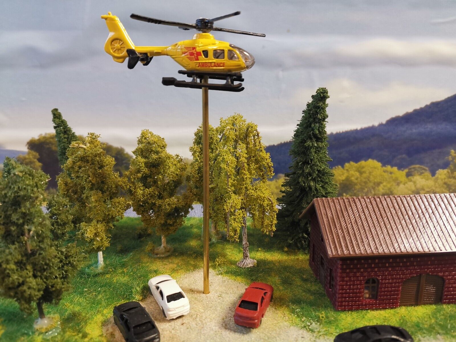 Hubschrauber 1:160 motorisiert | schwebender Helicopter mit Unterflurantrieb