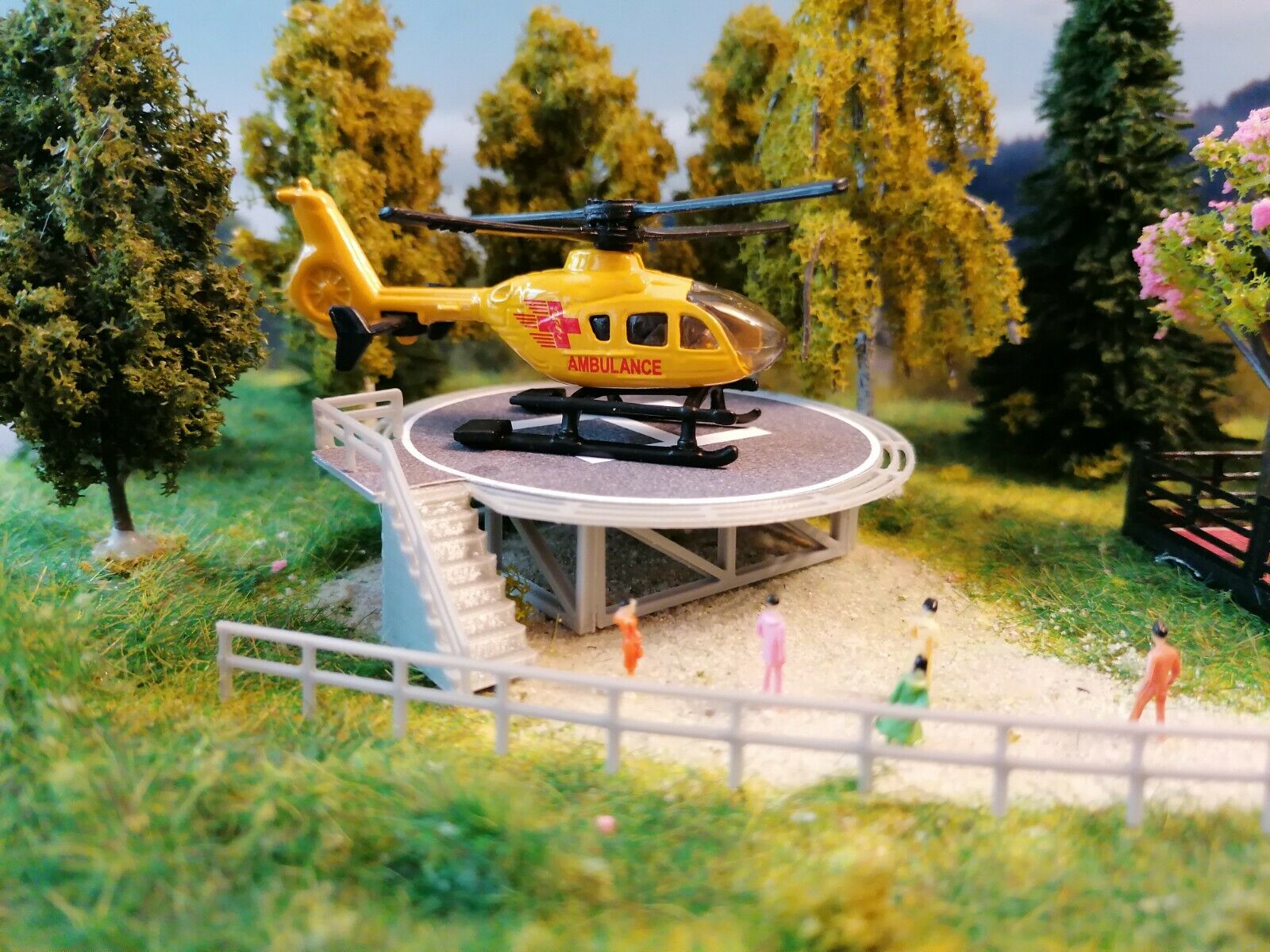 Rettungshubschrauber | Helicopter mit Landeplatz | Spur N | 1:160