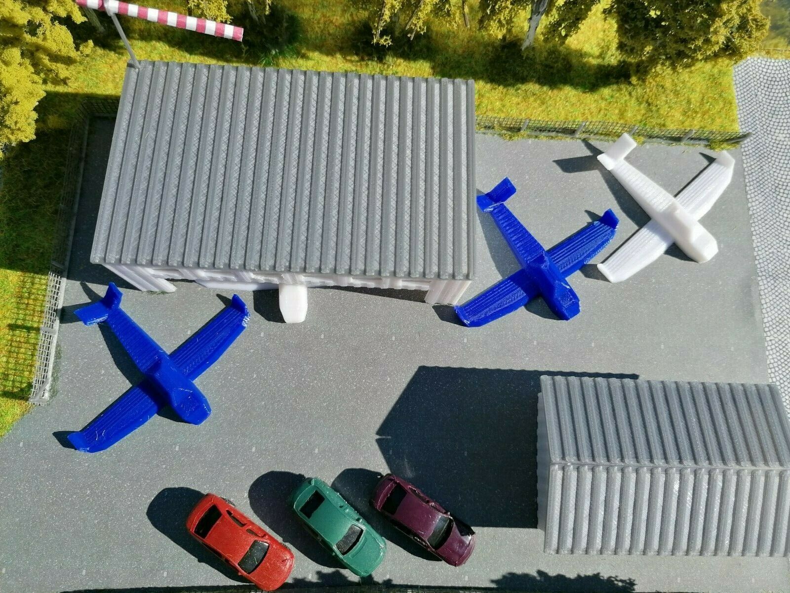 Flugplatz mit Hangar und 4 Flugzeuge | Spur N 1:160