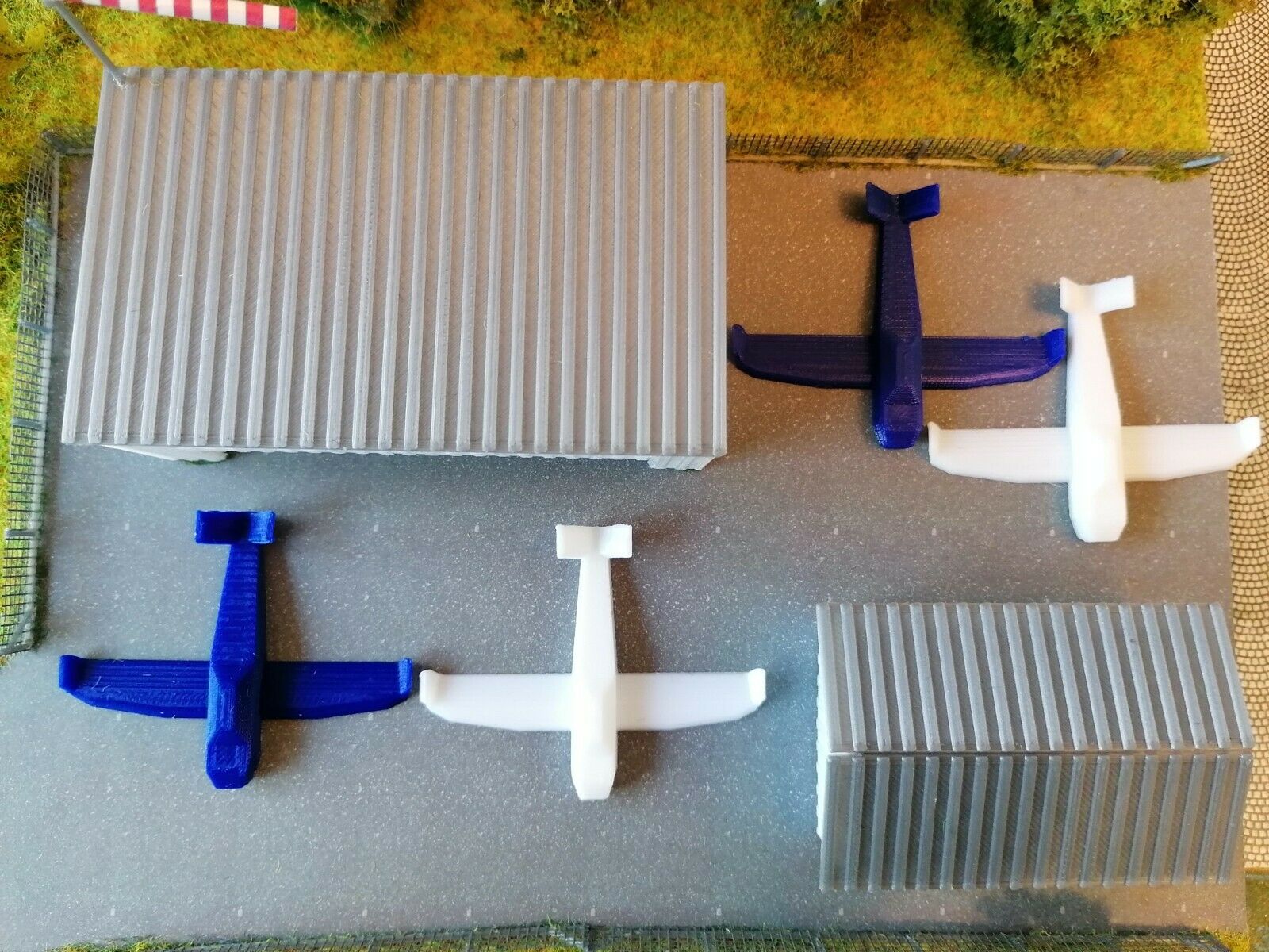 Flugplatz mit Hangar und 4 Flugzeuge | Spur N 1:160