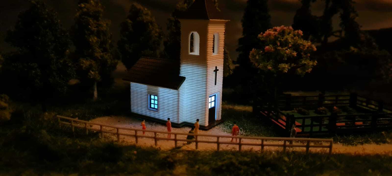 Kirche mit LED | Fertigmodell mit Beleuchtung | Spur N