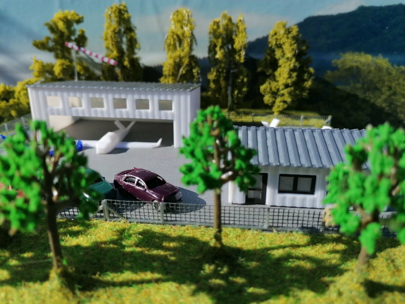 Flugplatz mit Hangar und 4 Flugzeuge | Spur N 1:160
