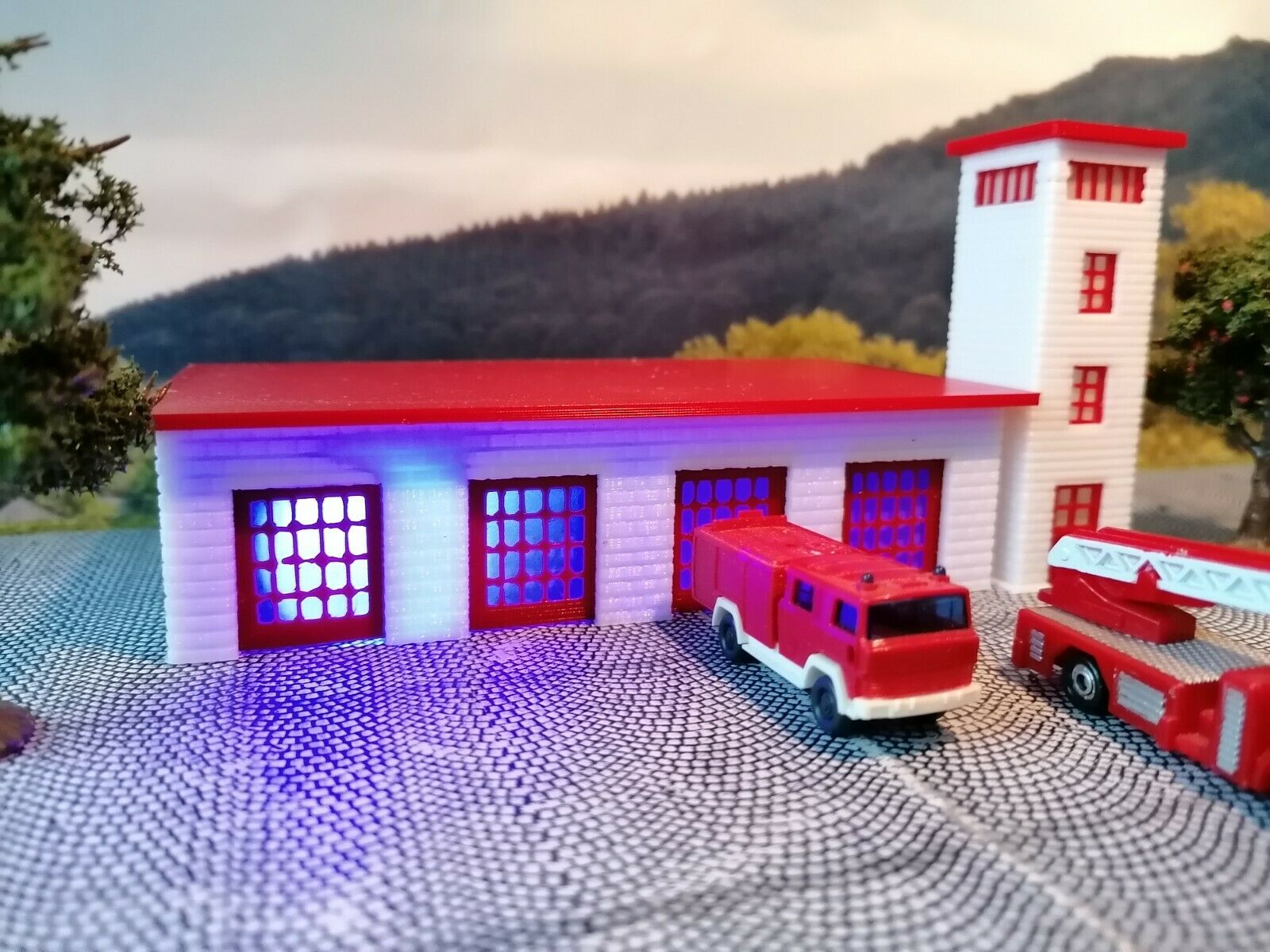 Feuerwehr mit LED - Blaulicht und Schlauchturm | Spur N 1:160 | Fertigmodell