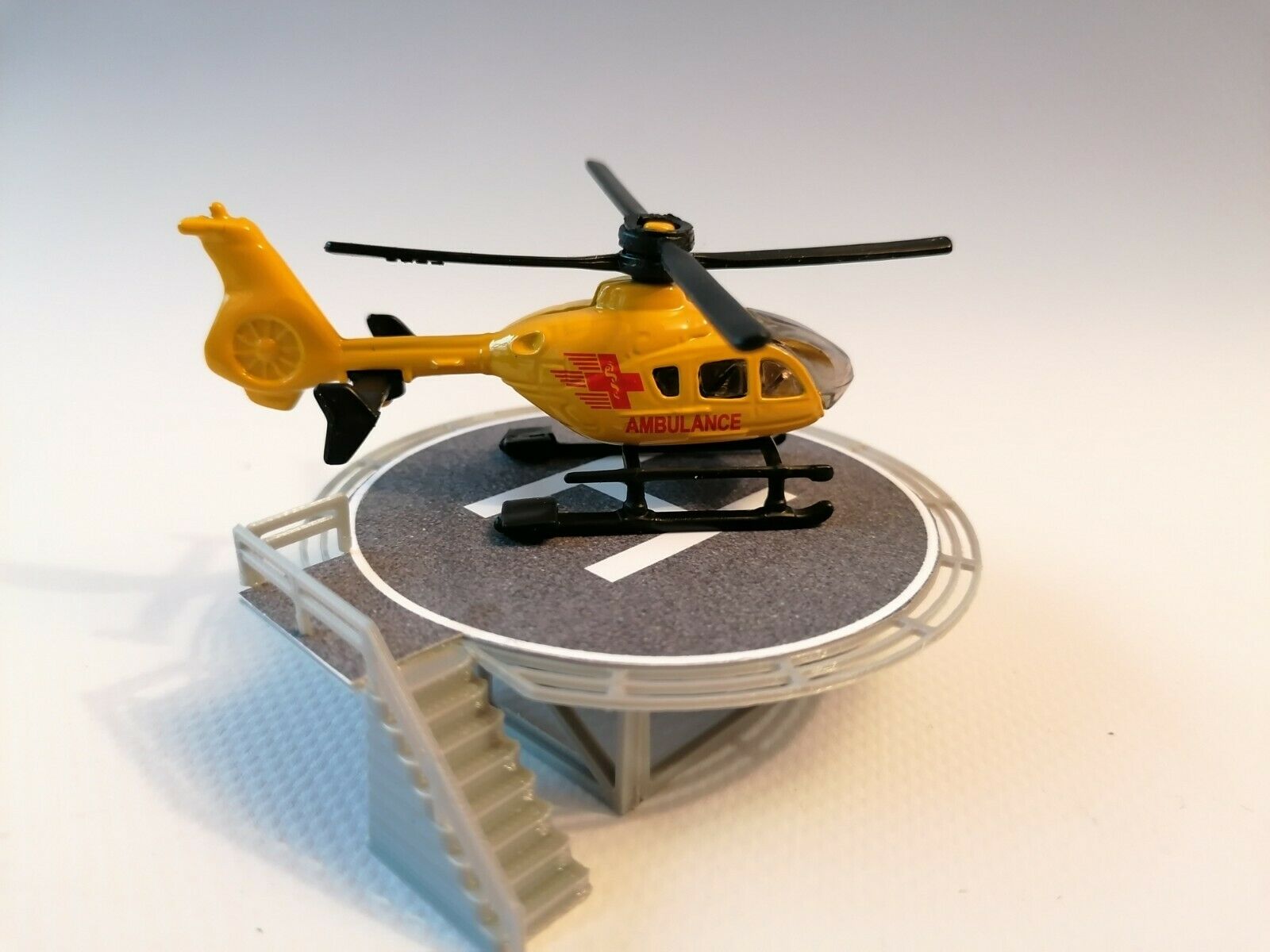Rettungshubschrauber | Helicopter mit Landeplatz | Spur N | 1:160