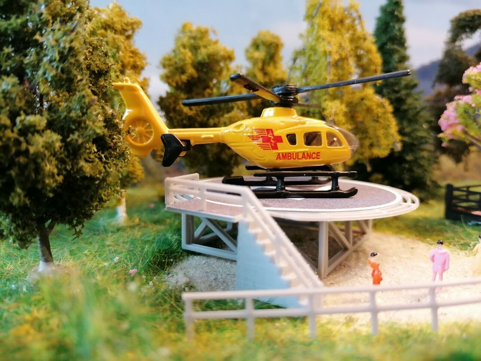 Rettungshubschrauber | Helicopter mit Landeplatz | Spur N | 1:160