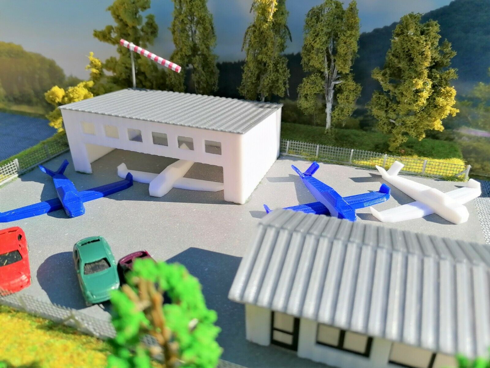 Flugplatz mit Hangar und 4 Flugzeuge | Spur N 1:160